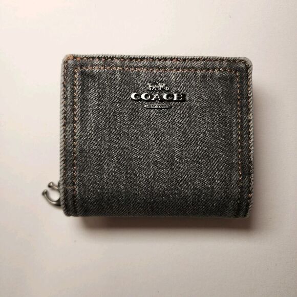 Coach Handbags - NWT Coach CAP07 Washed Grey Denim Snap Wallet